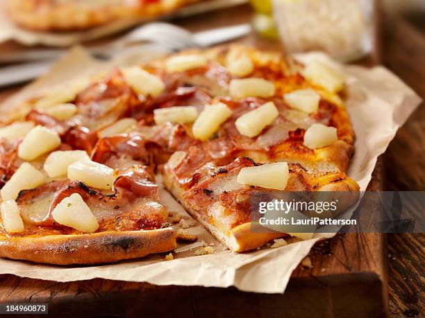ハワイアンのピザ - パイナップル ストックフォトと画像