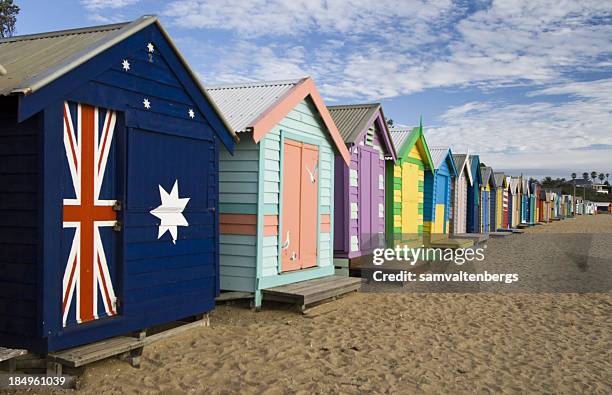 brightly colored brighton beach huts and sand - mornington peninsula stockfoto's en -beelden