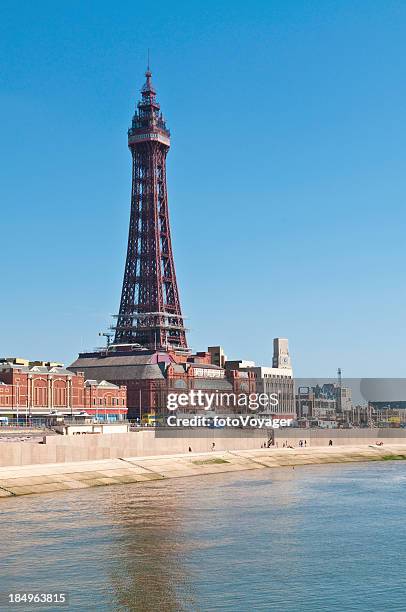 blackpool tower seaside summer resort uk - blackpool-lancashire stockfoto's en -beelden