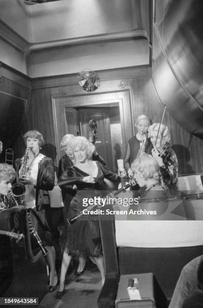 Marilyn Monroe sings as Jack Lemmon and Tony Curtis play in the orchestra in a scene from the 1959 Billy Wilder comedy 'Some Like it Hot.