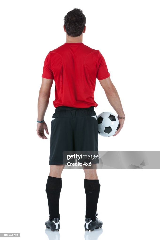 Vista traseira de um homem segurando Bola de Futebol