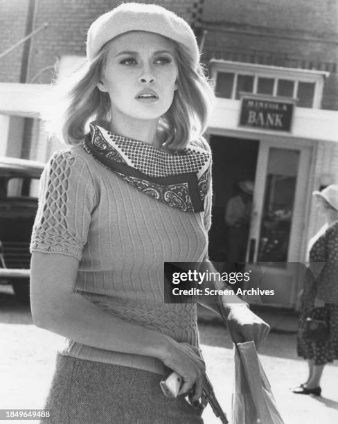 Faye Dunaway as Bonnie Parker holding gun from 'Bonnie and Clyde' 1967.