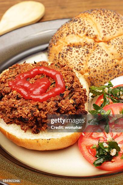 hamburguesa vegetariana - mirepoix comida fotografías e imágenes de stock