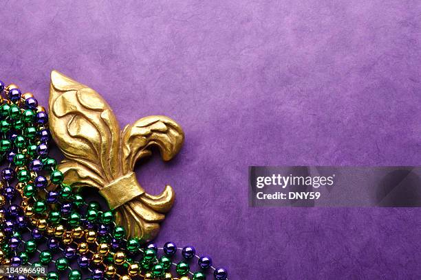 fleur de lys & mardi gras beads - mardi gras stockfoto's en -beelden