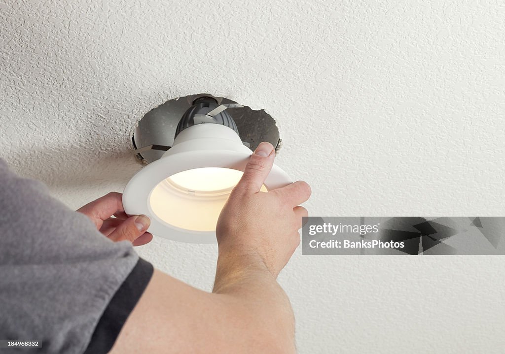 Einbau von LED Glühbirne Retrofit in Deckenbefestigung