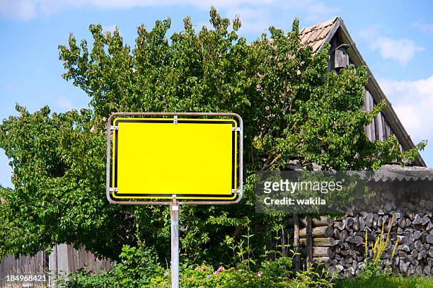 schild-yellow leeres ortschild - village stock-fotos und bilder