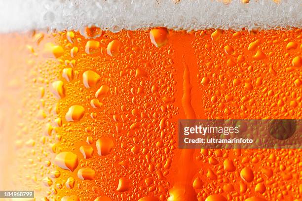 bier im hintergrund - frothy drink stock-fotos und bilder