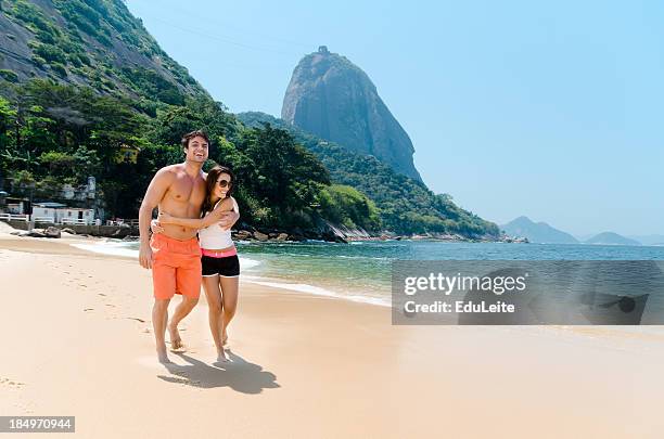 pareja disfrutando de río de janeiro - río de janeiro fotografías e imágenes de stock