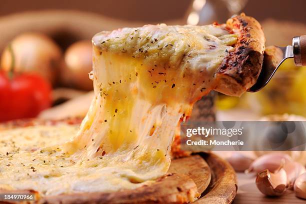 margharita pizza - mozzarella stock-fotos und bilder