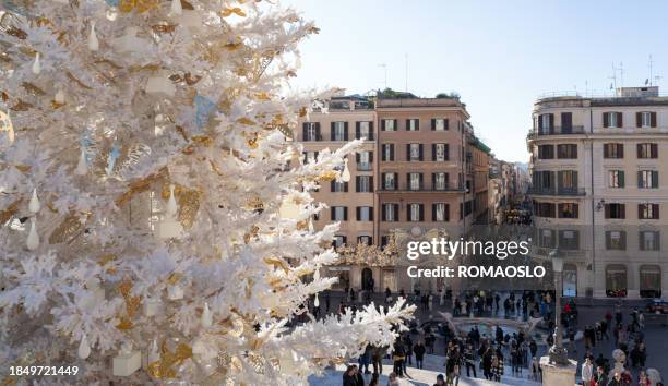 via condotti von der spanischen treppe zu weihnachten aus gesehen, rom italien - rom weihnachten stock-fotos und bilder