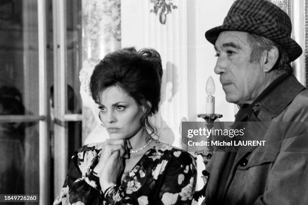 Anthony Quinn et Catherine Rouvel sur le tournage du film 'Marseille contrat' en janvier 1974