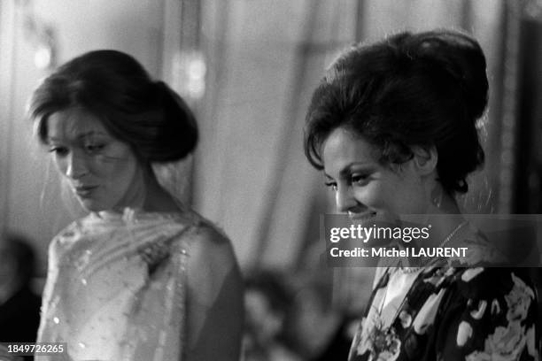 Catherine Rouvel et Maureen Kerwin sur le tournage du film 'Marseille contrat' en janvier 1974