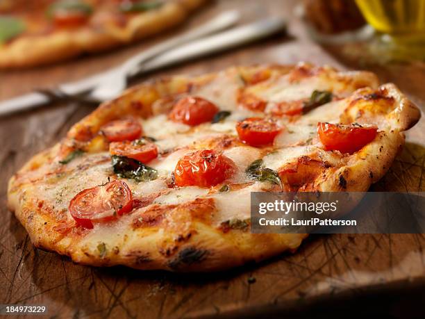 pizza margherita - pizza margherita imagens e fotografias de stock