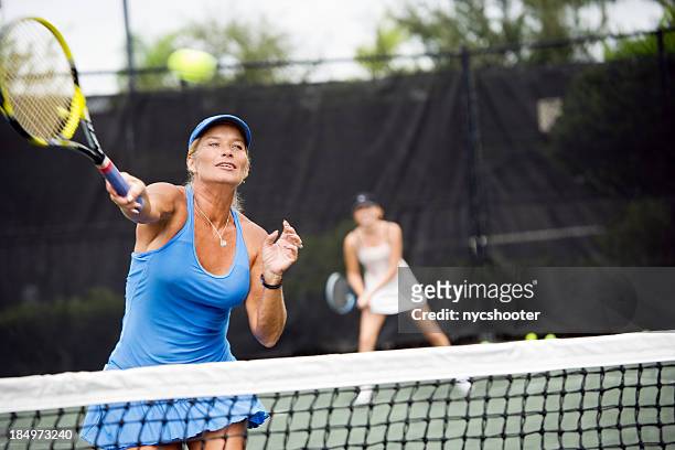 partido de tenis y de voleibol femenino camas dobles - doubles fotografías e imágenes de stock