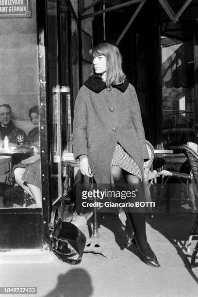 Françoise Hardy à la terrasse d'un café parisien en octobre 1965