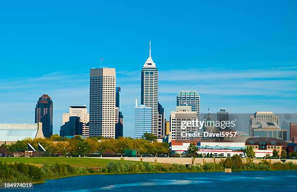 indianapolis skyline and river - indianapolis skyline stockfoto's en -beelden