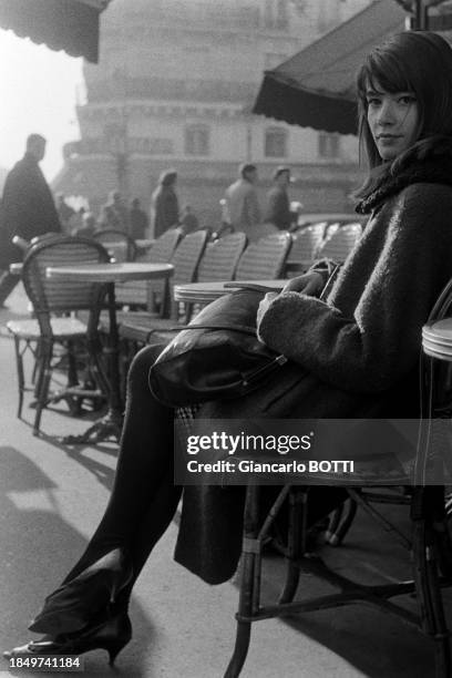 Françoise Hardy à la terrasse d'un café parisien en octobre 1965