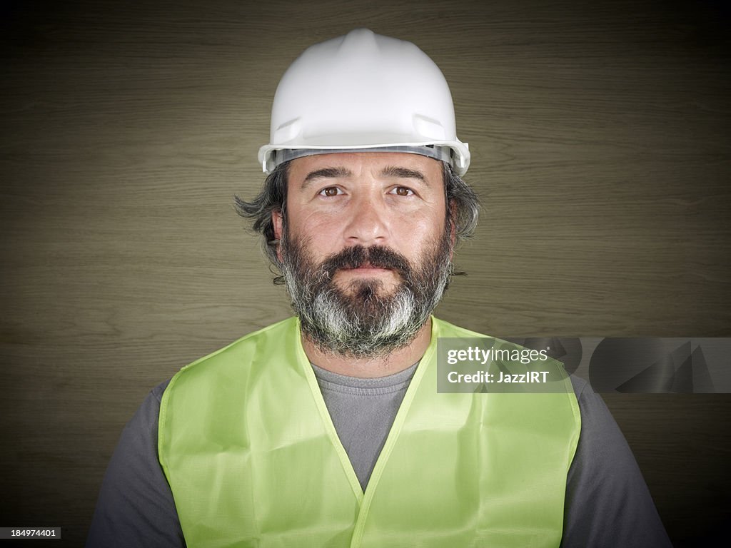 Bauarbeiter im weißen Schutzhelm