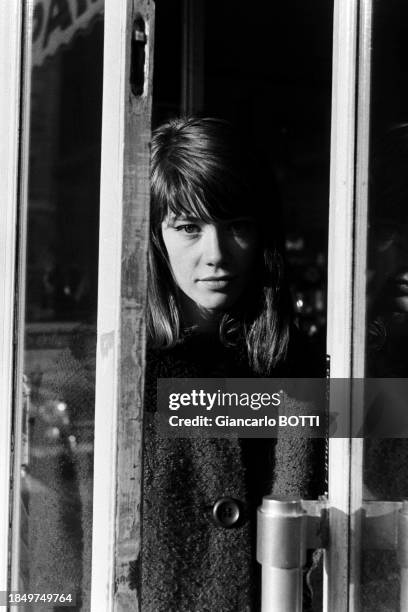 Françoise Hardy dans un café parisien en octobre 1965