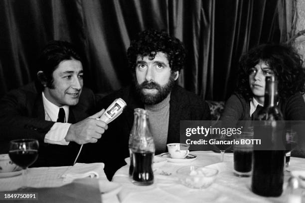 Acteur américain Elliott Gould et sa compagne Jennifer Bogart à Paris en 1970