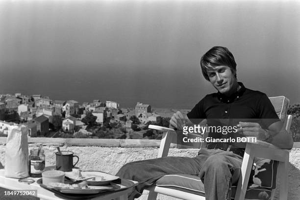 Jacques Dutronc sur la terrasse de sa maison de l'Ile Rousse en Corse en janvier 1974