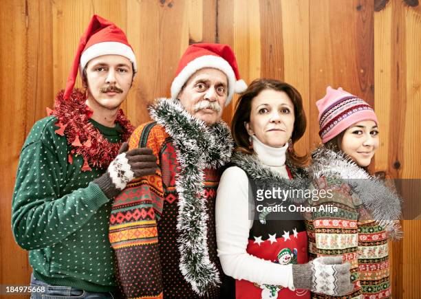 retrato de navidad-kitsch - family portrait humor fotografías e imágenes de stock