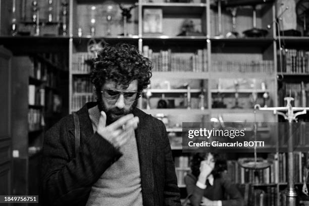 Acteur américain Elliott Gould et sa compagne Jennifer Bogart à Paris en 1970