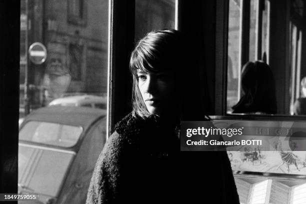 Françoise Hardy dans un café parisien en octobre 1965