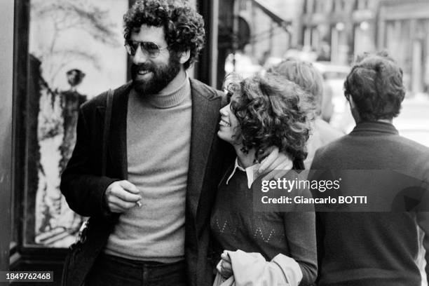 Acteur américain Elliott Gould et sa compagne Jennifer Bogart à Paris en 1970