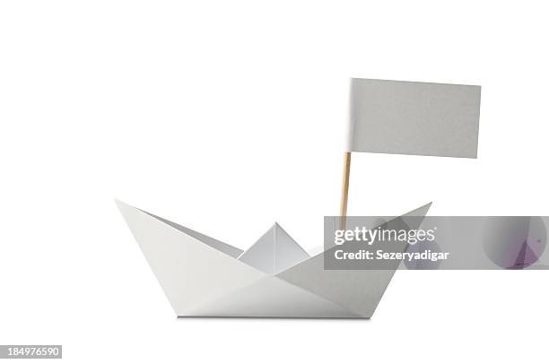 schiff mit flagge - paper boat stock-fotos und bilder