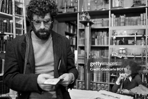 Acteur américain Elliott Gould et sa compagne Jennifer Bogart à Paris en 1970