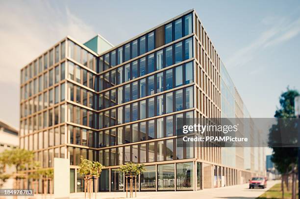 bürogebäude in der sonne - bürogebäude stock-fotos und bilder