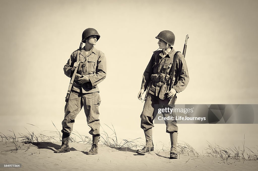 Dois Vintage WWII soldados