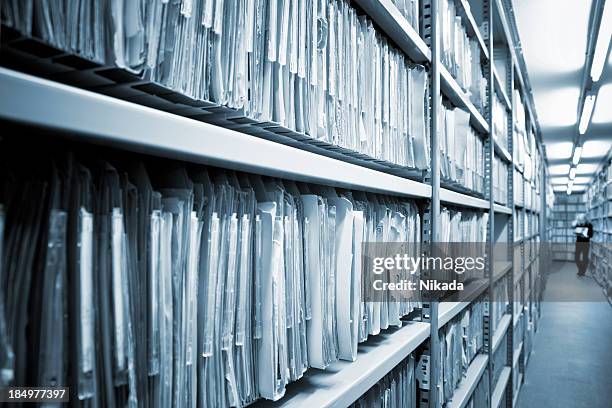 die suche nach dateien in archiv - data collection stock-fotos und bilder