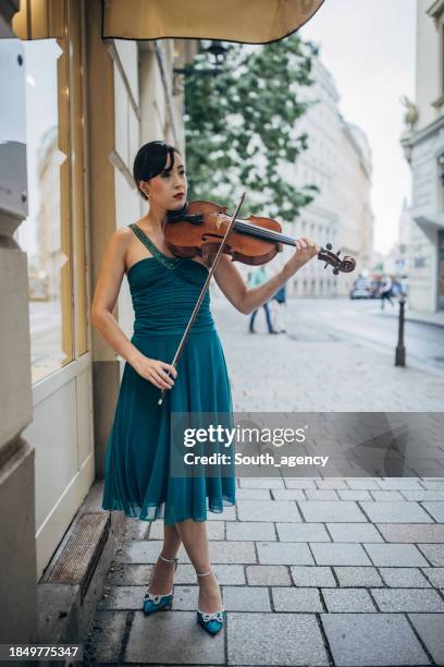 beautiful woman street musician - female violin players stock pictures, royalty-free photos & images