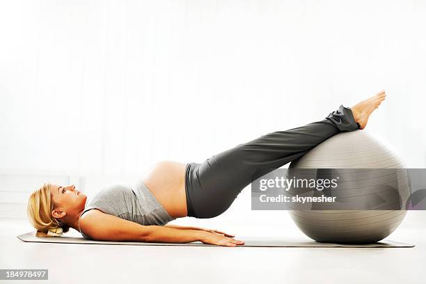 flexible mujer embarazada. - yoga ball fotografías e imágenes de stock