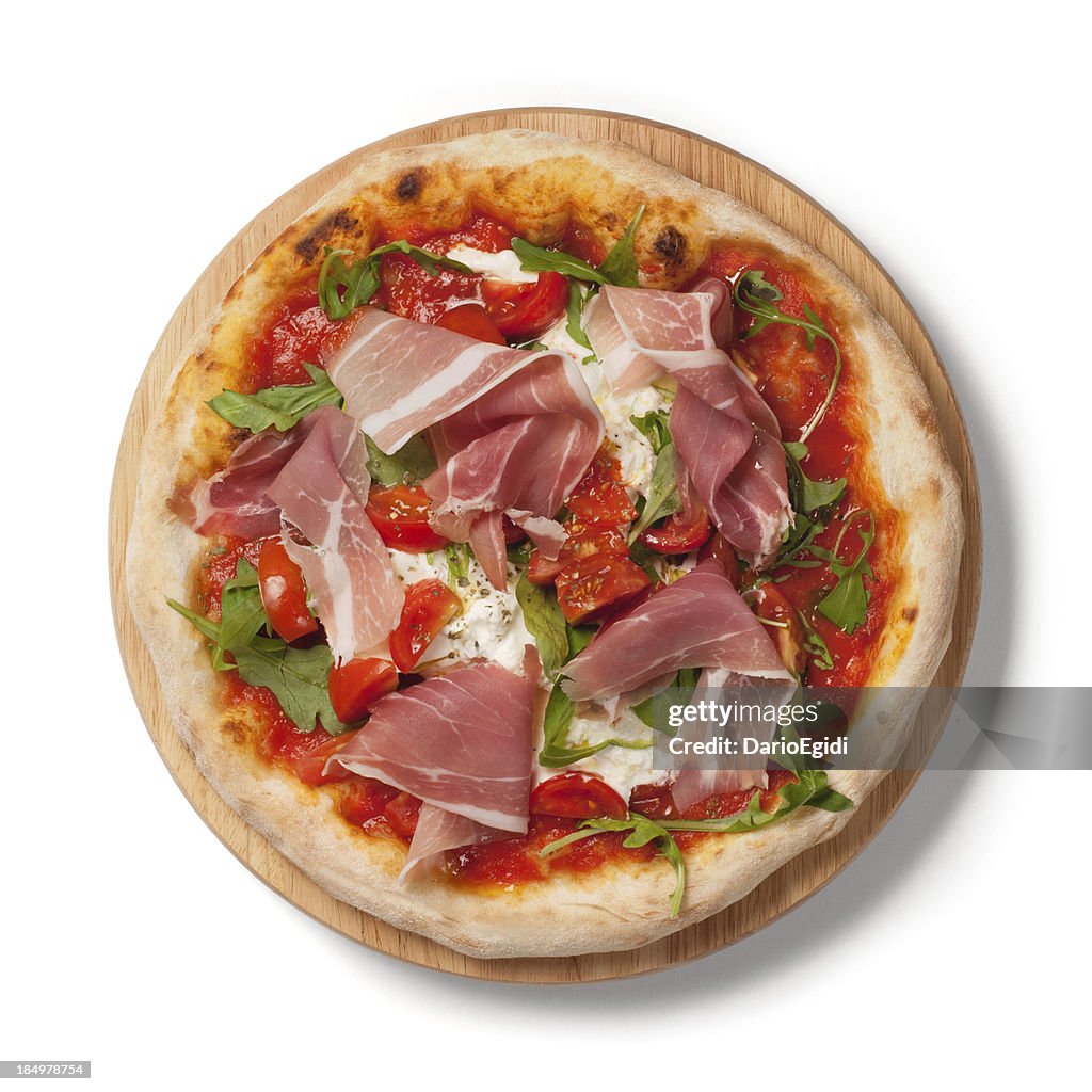Pizza con pomodori freschi e prosciutto crudo di Parma, rucola su wodden piatto