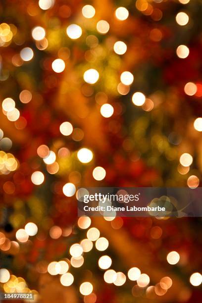 soft focus albero di natale luci sfondo verticale - illuminato foto e immagini stock
