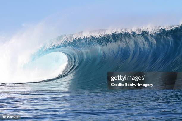 big potente onda - tsunami fotografías e imágenes de stock