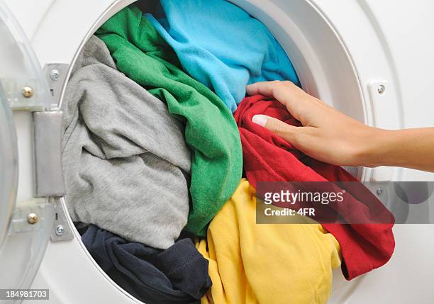 filling the washing machine (xxxl) - gevuld stockfoto's en -beelden