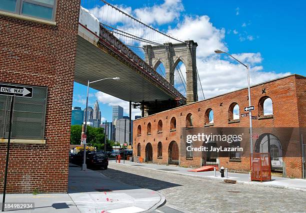 brooklyn bridge as seen from water street, dumbo, nyc - brooklyn street stockfoto's en -beelden