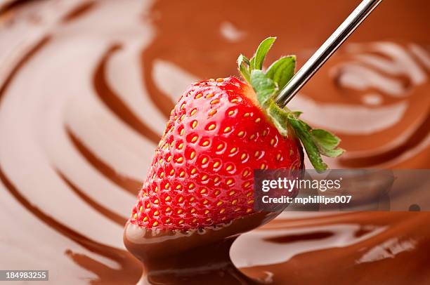 schokoladen-fondue - chocolate covered strawberries stock-fotos und bilder
