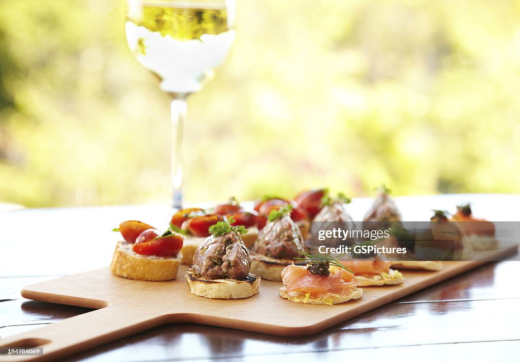 Bruschetta mit Käse, Tomaten, foie gras und Wildlachs