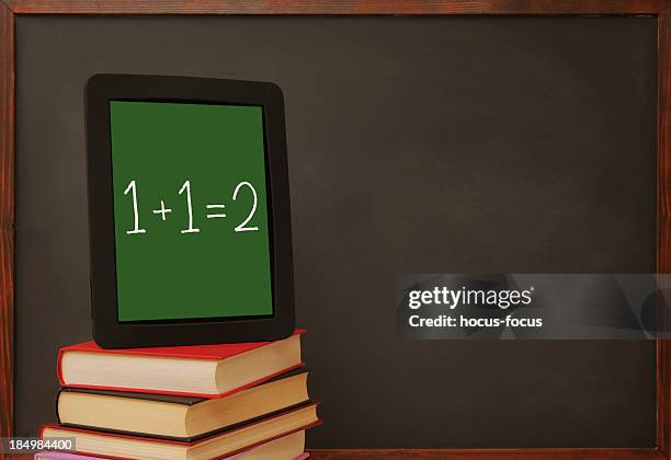 tablet pc in school - tweede kamer stockfoto's en -beelden