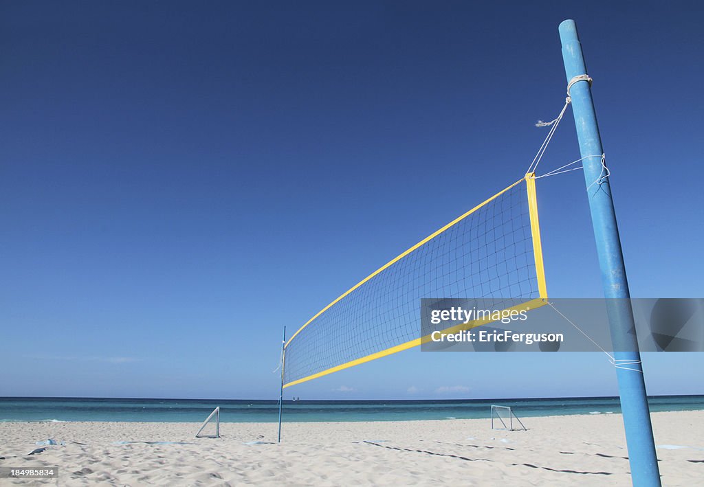 Volleyballnetz am karibischen Strand mit copyspace