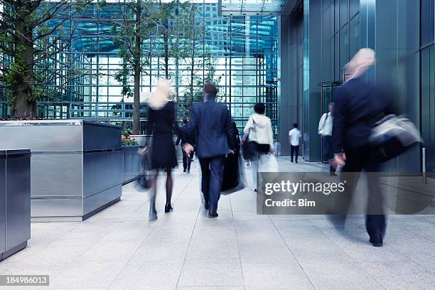 ocupado viagem, movimento desfocado - glass entrance imagens e fotografias de stock