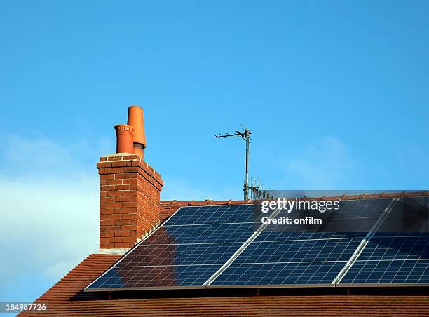 solar energy - zonnepanelen stockfoto's en -beelden