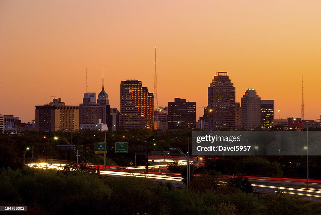 Panorama sur la ville de San Antonio et de l'autoroute, au crépuscule
