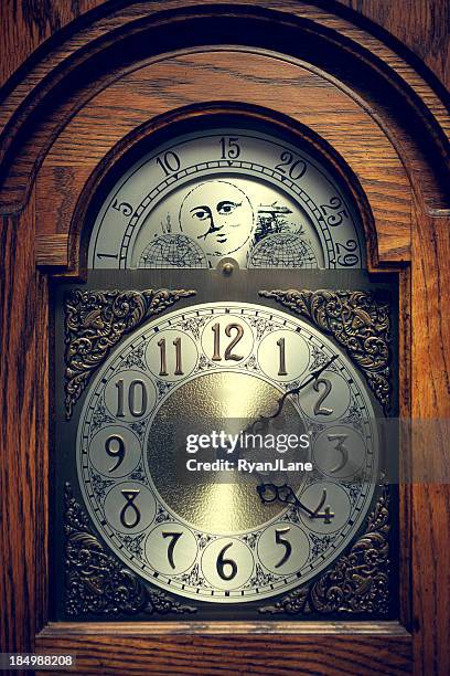 clásico reloj de pie - reloj de pie fotografías e imágenes de stock