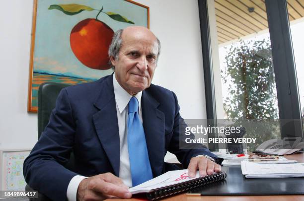 Axel Ganz, ancien patron de Prisma Presse, pose dans son bureau parisien, le 20 septembre 2006. Axel Ganz a annoncé ce jour qu'il lancerait le 23...
